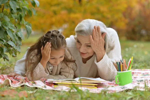Ragazza con la nonna a leggere — Foto Stock