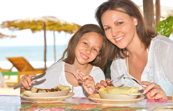 Mor och dotter äter i café — Stockfoto