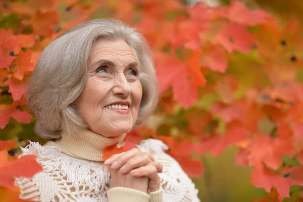 Mulher sênior posando no parque — Fotografia de Stock