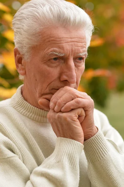 Doordachte senior man in park — Stockfoto