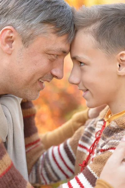 Vater und Sohn im Herbstpark — Stockfoto