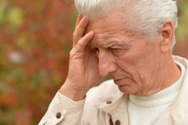 Thoughtful senior man  in  park — Stock Photo, Image