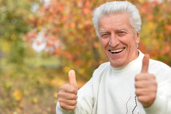 Senior man showing thumbs up — Stock Photo, Image