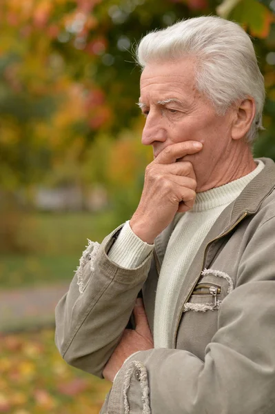 Senior Man poseren Outdoors — Stockfoto