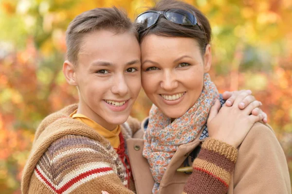 Mor med son i höstparken — Stockfoto