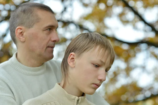 Père et fils en automne — Photo