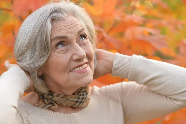 Krásná starší žena venkovní — Stock fotografie