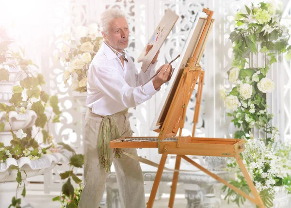 Senior man drawing picture — Stock Photo, Image