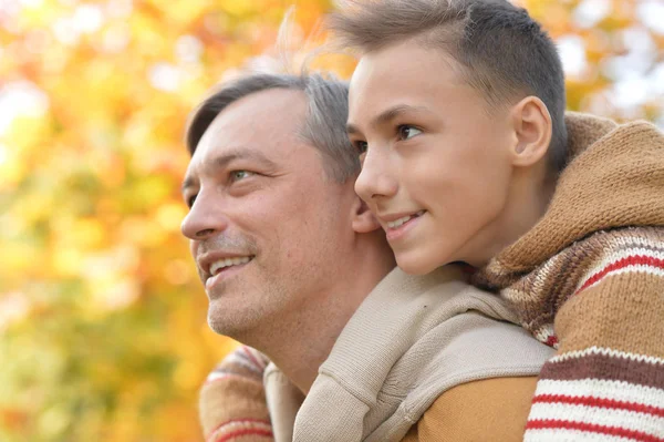 Padre e figlio nel parco autunnale — Foto Stock