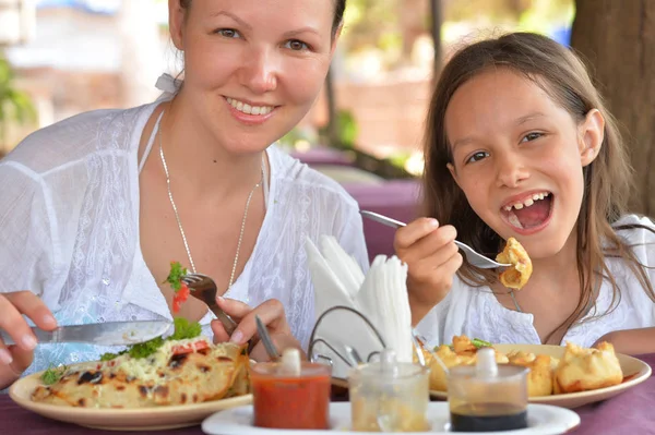 Madre e figlia mangiare in caffè — Foto Stock