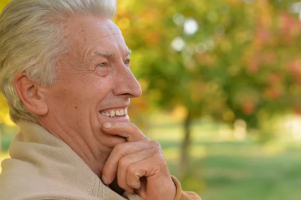 Elderly man in park — Stock Photo, Image