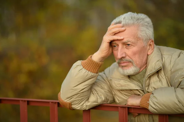 Nachdenklicher Senior im Park — Stockfoto