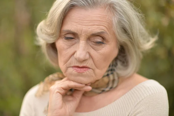 Triste anziana bella donna — Foto Stock