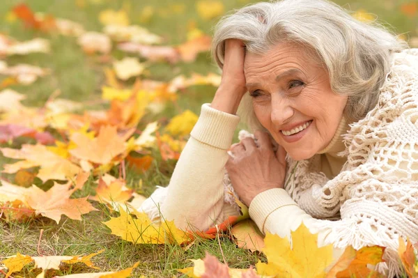 Woman holding autumn leaf — Stock Photo, Image