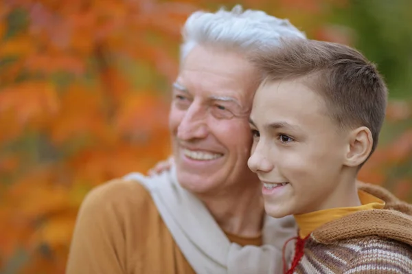 Grand-père et petit-fils câlins dans le parc — Photo