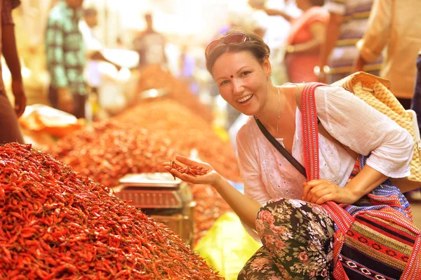 Kvinnan att välja grönsaker på marknaden — Stockfoto