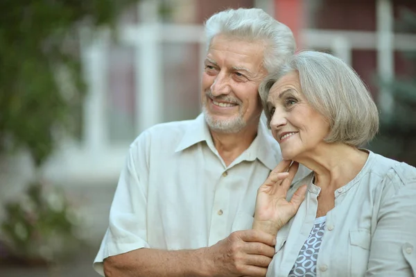 Senior couple  looking away — Stockfoto