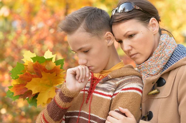 Traurige Mutter und Sohn — Stockfoto