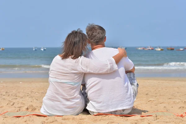 Casal abraçando na praia — Fotografia de Stock