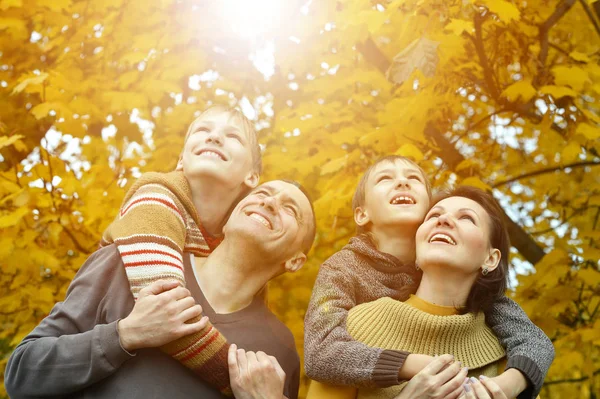 Lächelnde Familie im Herbstwald — Stockfoto