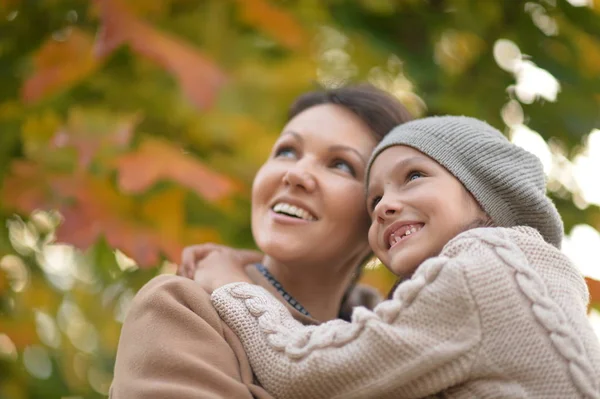 Madre e hija al aire libre — Foto de Stock