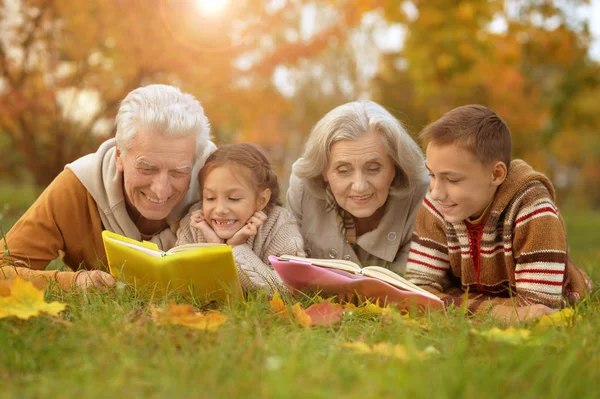 Бабушка с дедушкой проводят время с внуками — стоковое фото