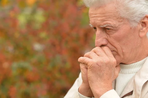 Thoughtful senior man  in  park — Stock Photo, Image