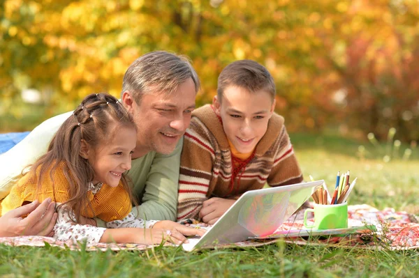 Vader met kinderen met behulp van laptop — Stockfoto