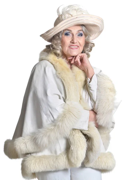 Senior vrouw in hoed poseren — Stockfoto