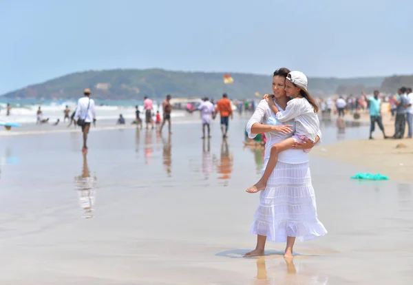 Madre e figlia in riva al mare — Foto Stock