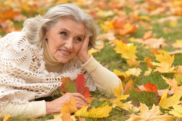 Frau hält Herbstblatt in der Hand — Stockfoto