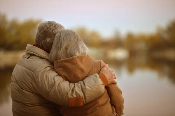 Senior koppel knuffelen in park — Stockfoto