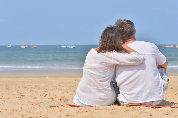 Пара обнимается на берегу моря — стоковое фото