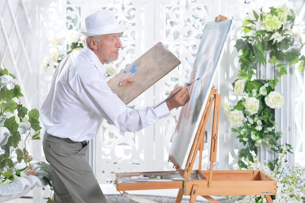 Senior man drawing picture — Stock Photo, Image