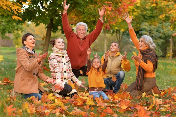 Grote en gelukkige familie — Stockfoto