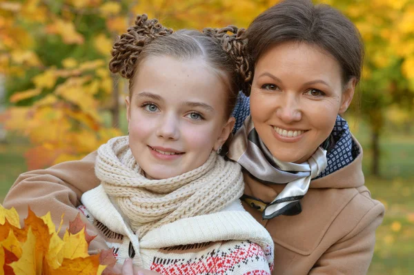 Madre e figlia nel parco — Foto Stock