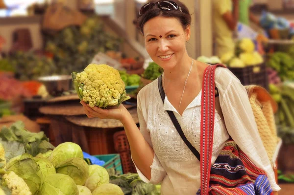 Vrouw kiezen groenten op markt — Stockfoto