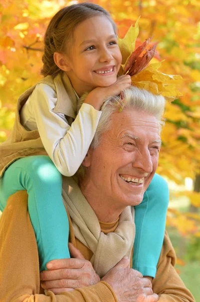 Портрет счастливого дедушки и внучки — стоковое фото