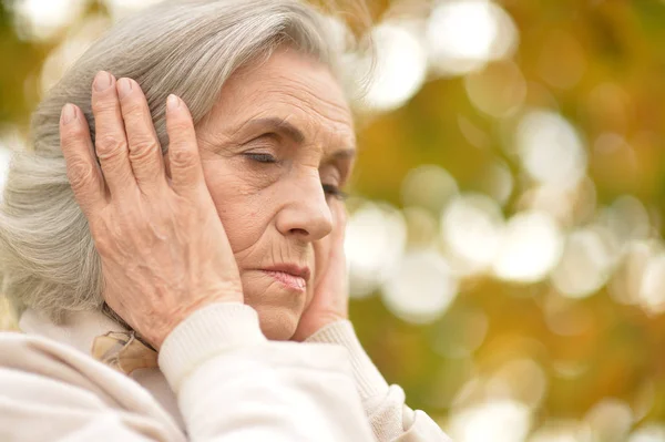 Triste anziana bella donna — Foto Stock