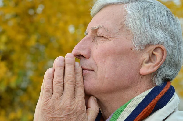 Tänkande senior man be — Stockfoto