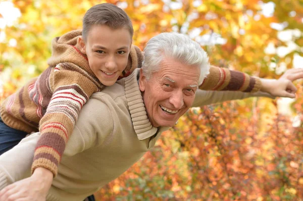 Avô e neto se divertindo — Fotografia de Stock