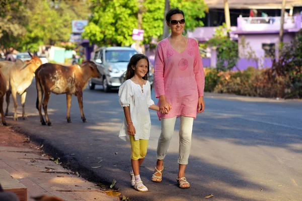 Anne ve kızı yolda yürürken — Stok fotoğraf