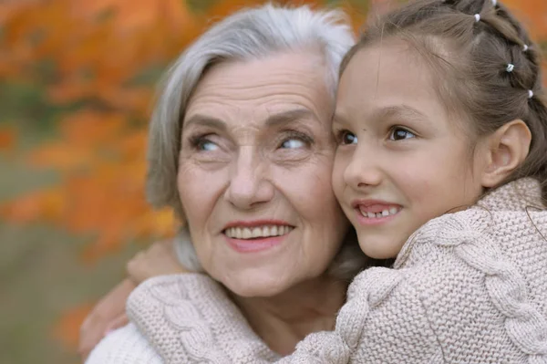 Grandmother and granddaughter hugging — Stock Photo, Image