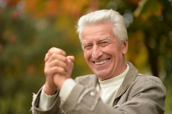 Hombre mayor sonriente —  Fotos de Stock