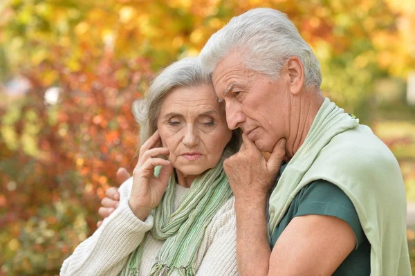 Triste pareja de ancianos en el parque —  Fotos de Stock