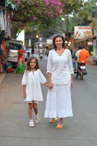 Mor och dotter gå på vägen — Stockfoto