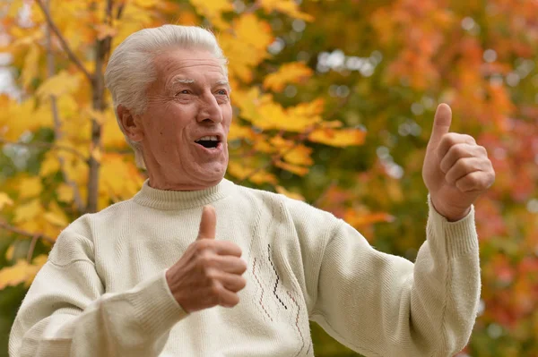 Starszy mężczyzna pokazuje kciuki w górę — Zdjęcie stockowe