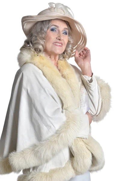 Senior Kvinna i hatt poserar — Stockfoto