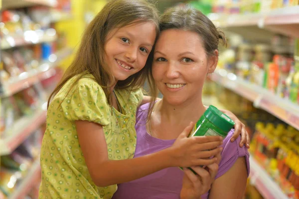 Mother and daughter choosing products — Stock Photo, Image