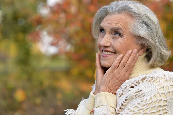 Frumoasă femeie în vârstă în aer liber — Fotografie, imagine de stoc